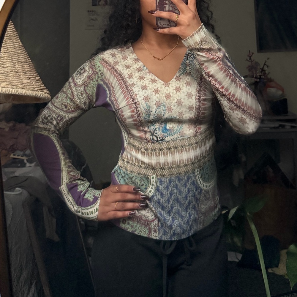 Patterned V-Neck Long Sleeve Top in Mixed Neutrals and Purple